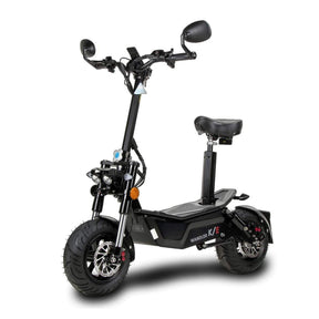 Ein schwarzer Wandler K/E 45 km/h E-Roller mit Sitz, breiten Reifen, Rückspiegeln und Frontscheinwerfern ist schräg auf einem weißen Hintergrund positioniert. Dieser stilvolle E-Scooter trägt an der Seite den Schriftzug „Wandler“ und ist eine hervorragende Wahl für alle in Deutschland, die ein innovatives, straßenzugelassenes Elektrofahrzeug für die Stadt suchen.