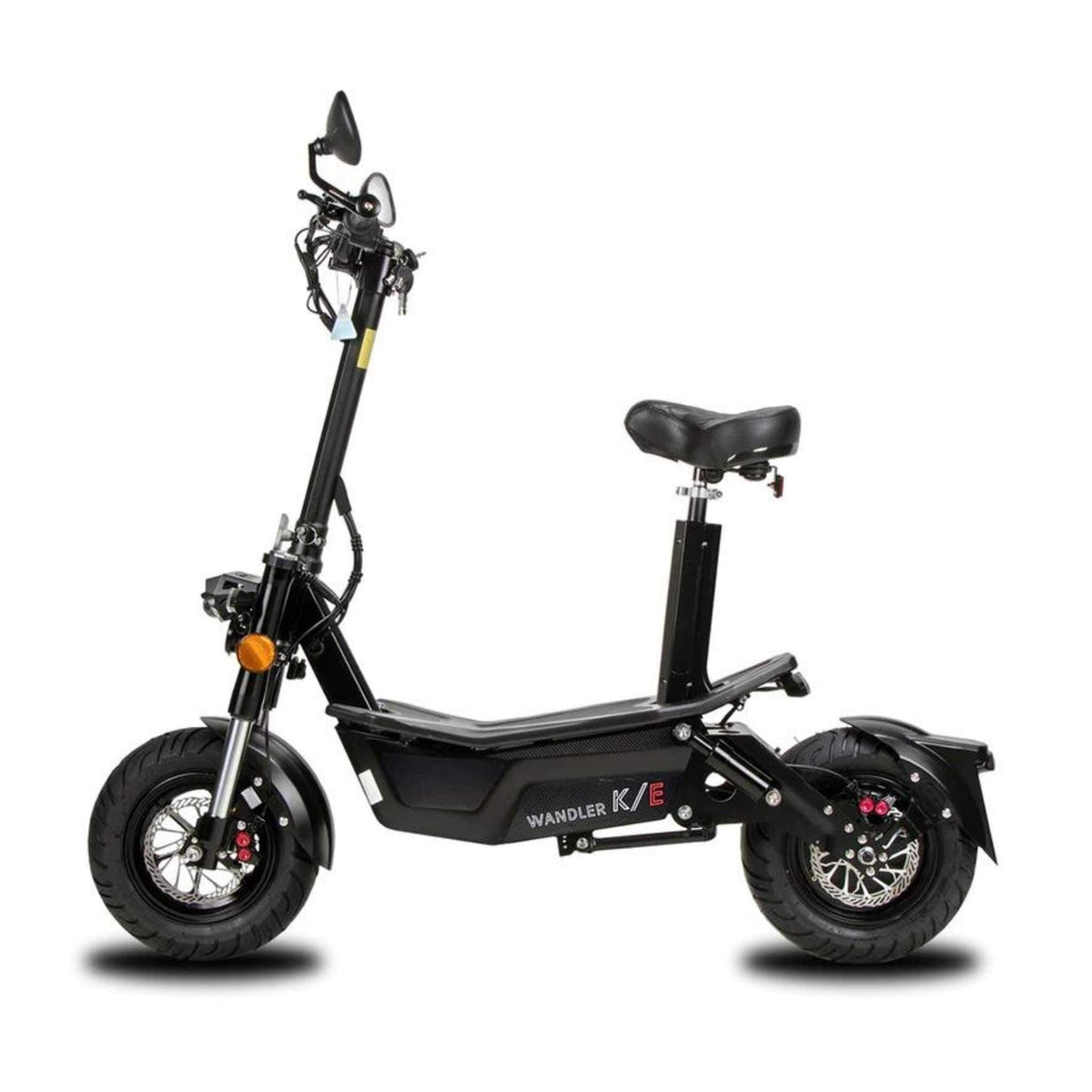 Der E-Roller / E-Scooter „Wandler K/E 45 km/h mit Sitz und Straßenzulassung“ ist im Profil vor weißem Hintergrund abgebildet und zeichnet sich durch ein schwarzes Design mit breiten Reifen, Fußrasten, einem Scheinwerfer und einem Rückspiegel aus. Der Markenname „Wandler“ ist an der Seite zu sehen und unterstreicht, dass dieser E-Scooter eine hervorragende Wahl für den städtischen Pendelverkehr in Deutschland ist.