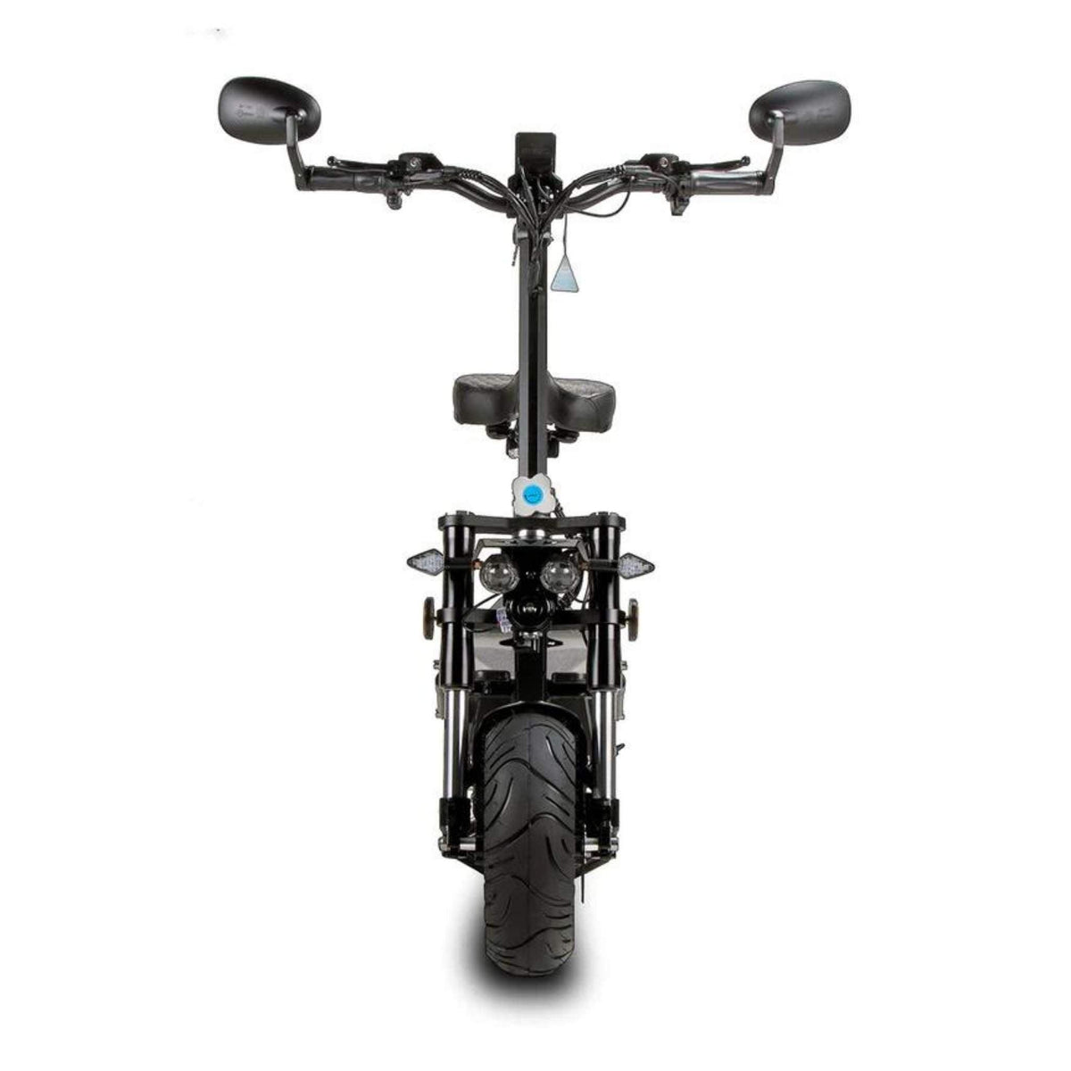Vorderansicht eines schwarzen Wandler L/E 20 km/h mit Sitz und Straßenzulassung – E-Roller / E-Scooter von Wandler, ausgestattet mit breitem Lenker, großem Vorderreifen, Rückspiegeln, Scheinwerfern und einem bequemen Sitz – eine ideale Lösung für die elektrische Nahmobilität. Der E-Scooter ist vor einem weißen Hintergrund freigestellt.