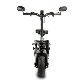 Vorderansicht eines schwarzen Wandler L/E 20 km/h mit Sitz und Straßenzulassung – E-Roller / E-Scooter von Wandler, ausgestattet mit breitem Lenker, großem Vorderreifen, Rückspiegeln, Scheinwerfern und einem bequemen Sitz – eine ideale Lösung für die elektrische Nahmobilität. Der E-Scooter ist vor einem weißen Hintergrund freigestellt.