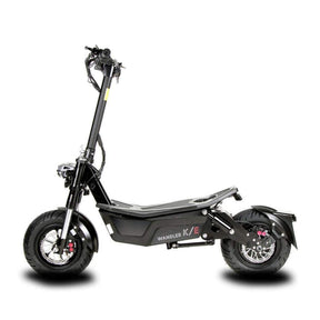 Ein schwarzer Wandler L/E 20 km/h mit Sitz und Straßenzulassung – ein E-Roller / E-Scooter mit breiten Reifen, Scheibenbremsen und einem robusten Rahmen, von der Seite vor weißem Hintergrund fotografiert; dieses Modell von Wandler eignet sich ideal für die elektrische Nahmobilität im städtischen Umfeld.