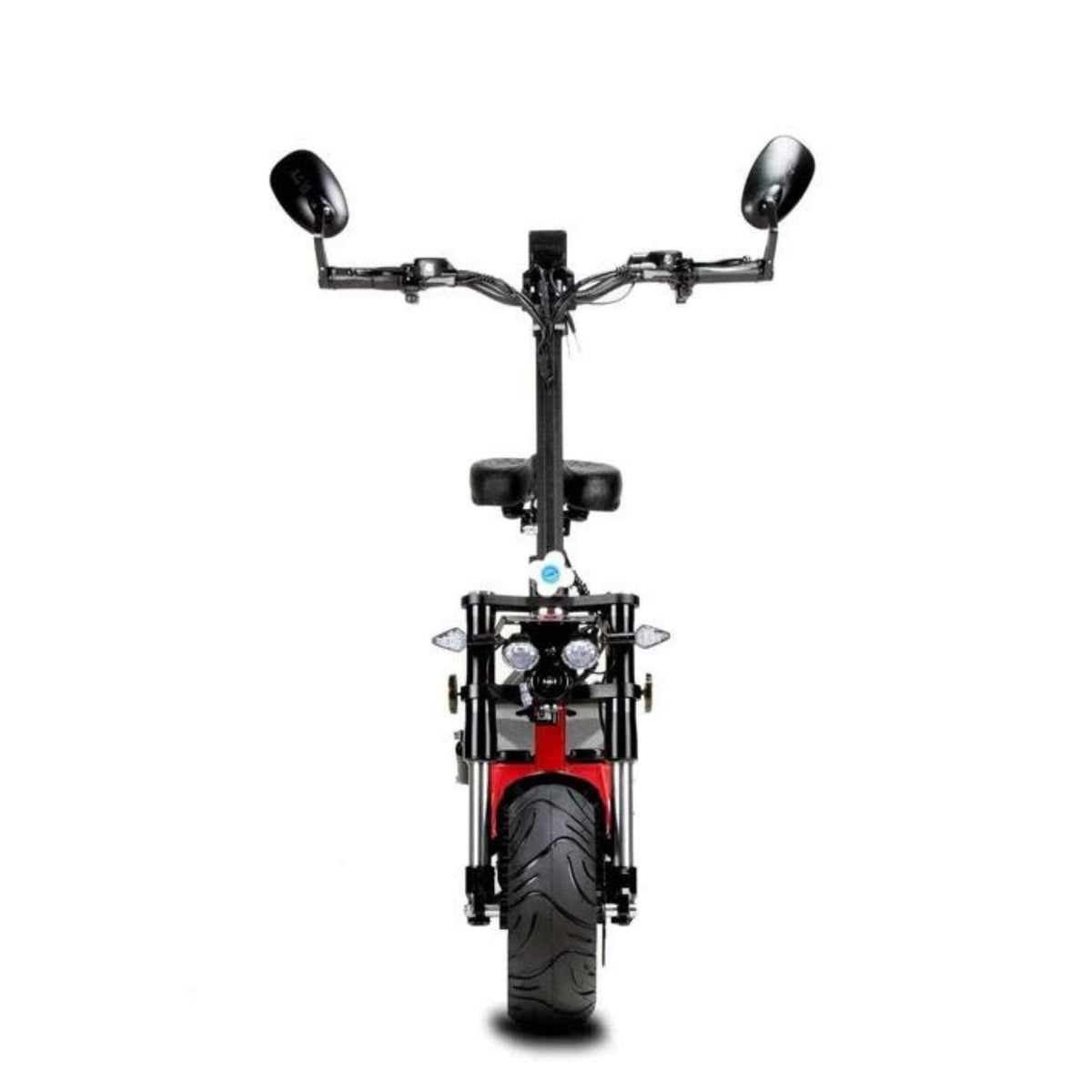 Vorderansicht des „Wandler K/E 45 km/h mit Sitz und Straßenzulassung“ E-Rollers / E-Scooters von Wandler, eines modernen Elektrorollers mit breiten Reifen, zwei Scheinwerfern, verspiegeltem Lenker und einem roten Akzent an der Karosserie, abgebildet vor einem schlichten weißen Hintergrund.