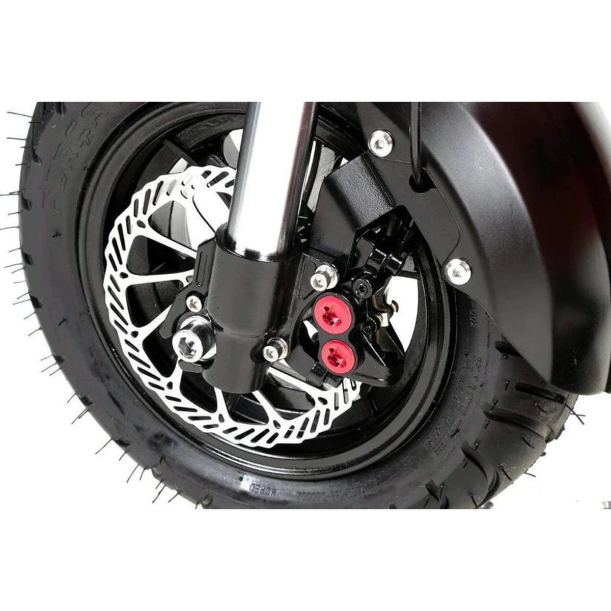 Nahaufnahme eines schwarzen Wandler L/E 20 km/h E-Roller-Rads mit dickem Reifen, silberner Scheibenbremse und roten Bremssattelschrauben. Das Bild hebt das fortschrittliche Bremssystem und das Reifenprofil des Rollers hervor und verdeutlicht die hochwertige Verarbeitung sowie die innovative elektrische Stadtmobilität, die für dieses Wandler-Modell mit Sitz und Straßenzulassung typisch sind.