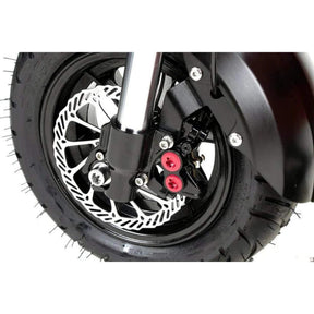 Nahaufnahme eines schwarzen Wandler L/E 20 km/h E-Roller-Rads mit dickem Reifen, silberner Scheibenbremse und roten Bremssattelschrauben. Das Bild hebt das fortschrittliche Bremssystem und das Reifenprofil des Rollers hervor und verdeutlicht die hochwertige Verarbeitung sowie die innovative elektrische Stadtmobilität, die für dieses Wandler-Modell mit Sitz und Straßenzulassung typisch sind.