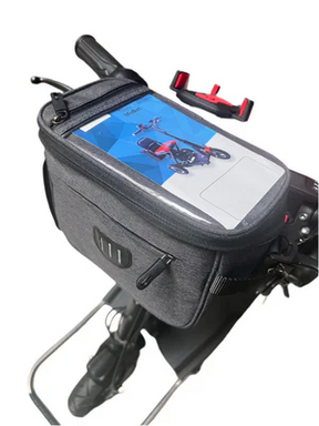 Am SONS OF ELECTRICITY Mobot Krankenfahrstuhl / Seniorenmobil 15 km/h-faltbar, leicht & mit Straßenzulassung ist eine graue Lenkertasche mit Reißverschluss und transparenter Handyhalterung angebracht. Daneben ist eine rot-schwarze Handyhalterung angebracht.
