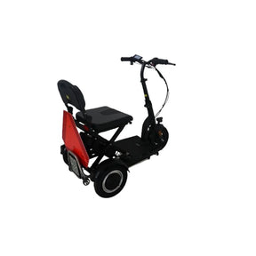 Ein schwarz-rotes SONS OF ELECTRICITY Mobot Krankenfahrstuhl/Seniorenmobil 15 km/h, faltbar und leicht mit Straßenzulassung, drei Rädern, gepolstertem Sitz, Rückenlehne und Lenker - aus der linken Heckansicht vor weißem Hintergrund.