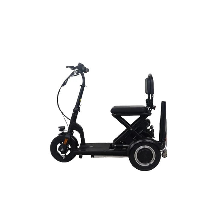 Der SONS OF ELECTRICITY Mobot Krankenfahrstuhl / Seniorenmobil 15 km/h ist faltbar, leicht, schwarz mit drei Rädern, gepolstertem Sitz, Rückenlehne und Lenker - abgebildet im Profil vor weißem Hintergrund.