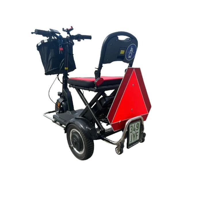 Das SONS OF ELECTRICITY Mobot Krankenfahrstuhl / Seniorenmobil 15 km/h, faltbar und leicht, mit schwarzem Rahmen, rotem Sitz und Rückenteil, angebauter schwarzer Tasche, reflektierendem Dreieck und Kennzeichen 349 JVF auf weißem Hintergrund.