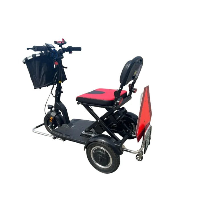 Der SONS OF ELECTRICITY Mobot Krankenfahrstuhl / Seniorenmobil 15 km/h - faltbar, leicht & mit Straßenzulassung hat drei Räder, einen schwarz-roten Sitz, einen schwarzen Lenker, einen Frontkorb und ein rotes reflektierendes Dreieck auf der Rückseite.