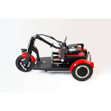 Ein roter und schwarzer SONS OF ELECTRICITY Mobot Krankenfahrstuhl / Seniorenmobil 15 km/h, ein faltbarer, leichter dreirädriger Elektroroller mit Sitz und Lenker, dargestellt von der Seite auf weißem Hintergrund.