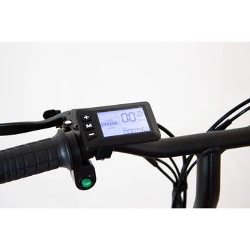 Nahaufnahme eines SONS OF ELECTRICITY Mobot Krankenfahrstuhl / Seniorenmobil 15 km/h Lenkers mit Digitalanzeige, Knöpfen, Griff und Kabeln vor einem schlichten weißen Hintergrund, der sein modernes, straßenzugelassenes Design unterstreicht.