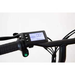 Nahaufnahme eines SONS OF ELECTRICITY Mobot Krankenfahrstuhl / Seniorenmobil 15 km/h Lenkers mit Digitalanzeige, Knöpfen, Griff und Kabeln vor einem schlichten weißen Hintergrund, der sein modernes, straßenzugelassenes Design unterstreicht.