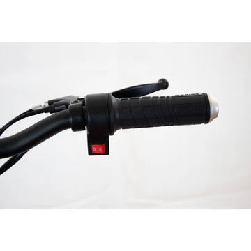 Nahaufnahme des schwarzen, strukturierten Lenkers mit Bremshebel und rotem EIN-Schalter am SONS OF ELECTRICITY Mobot Krankenfahrstuhl / Seniorenmobil 15 km/h - faltbar, leicht & mit Straßenzulassung; der Hintergrund ist schlicht weiß.
