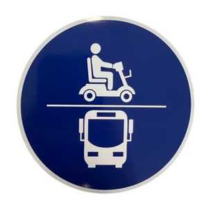 Ein blaues, kreisförmiges Schild mit weißen Symbolen zeigt eine Person auf dem SONS OF ELECTRICITY Mobot Krankenfahrstuhl / Seniorenmobil 15 km/h (straßenzugelassen, faltbar, leicht) oberhalb eines Busses, was den gemeinsamen Zugang für beide Fahrzeuge anzeigt.