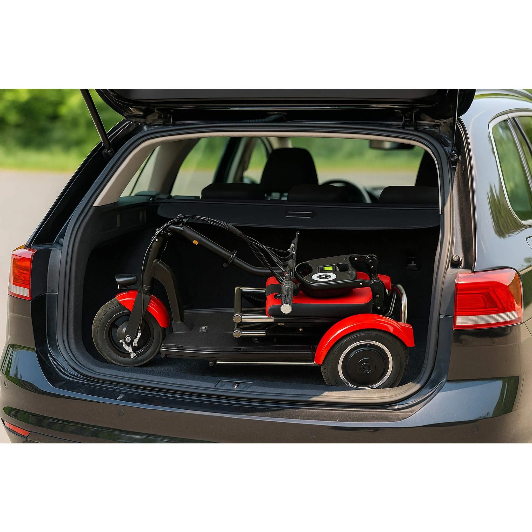 Ein rot-schwarzes SONS OF ELECTRICITY Mobot Krankenfahrstuhl / Seniorenmobil 15 km/h - faltbar, leicht & mit Straßenzulassung wird zusammengefaltet und im Kofferraum eines dunklen Geländewagens zum Transport bereitgelegt.