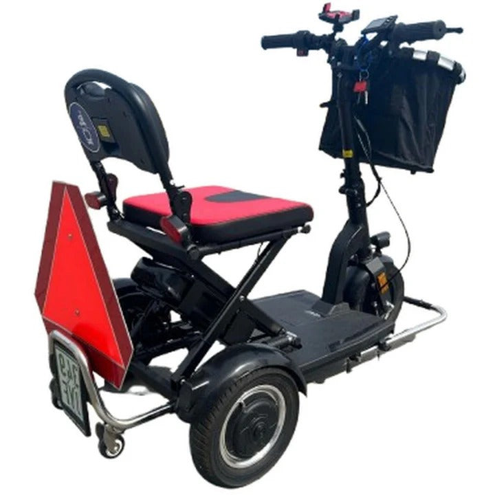 Der SONS OF ELECTRICITY Mobot Krankenfahrstuhl / Seniorenmobil 15 km/h ist ein faltbarer, leichter, straßenzugelassener Scooter mit schwarzem Rahmen, rotem Sitz und Rückenlehne, hinterem Warndreieck, Nummernschild und Lenkertasche.