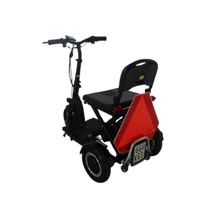 Der SONS OF ELECTRICITY Mobot Krankenfahrstuhl / Seniorenmobil 15 km/h - ein faltbarer, leichter, straßenzugelassener dreirädriger Mobilitätsroller mit roter Heckabdeckung und schwarzem Sitz, konzipiert für den Komfort von Senioren und Geschwindigkeiten bis zu 15 km/h.