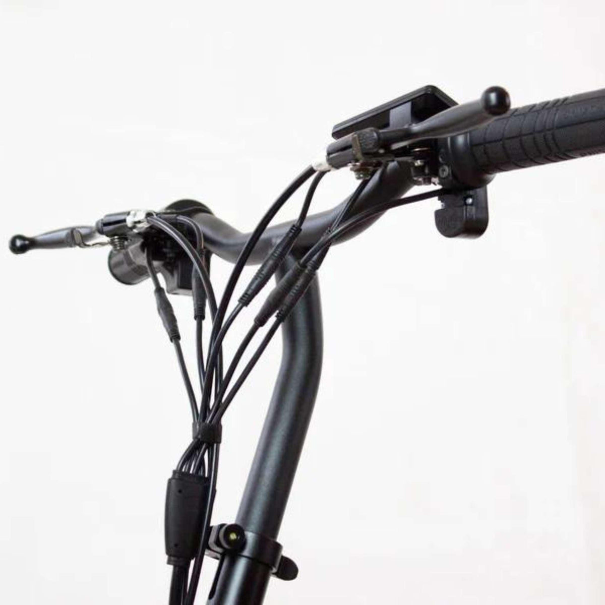 Nahaufnahme des Lenkers des SONS OF ELECTRICITY Seniorenmobil / Mobilitätshilfe Mobot PRO 10,5 Ah 3Rad mit Kabeln und Display vor weißem Hintergrund; zeigt das faltbare E-Mobilitätskonzept.