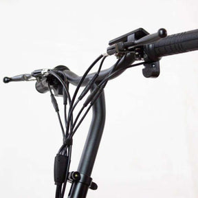 Nahaufnahme des Lenkers des SONS OF ELECTRICITY Seniorenmobil / Mobilitätshilfe Mobot PRO 10,5 Ah 3Rad mit Kabeln und Display vor weißem Hintergrund; zeigt das faltbare E-Mobilitätskonzept.