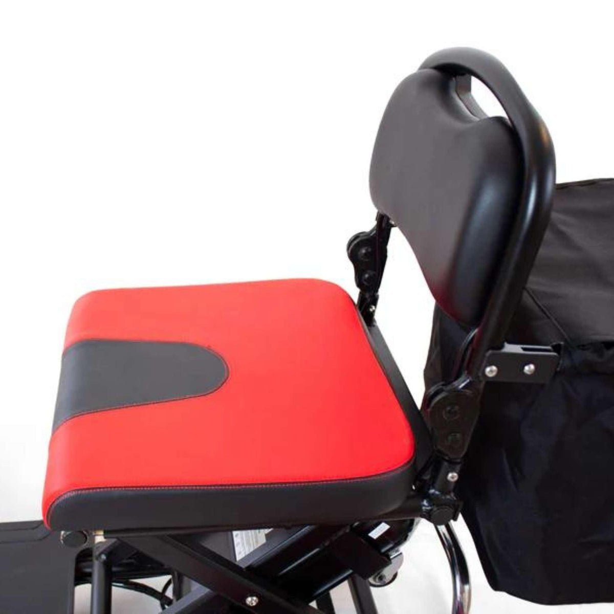 Nahaufnahme des SONS OF ELECTRICITY Seniorenmobils Mobot PRO 10,5 Ah 3Rad mit rot-schwarz gepolstertem Sitz, schwarzer Rückenlehne und Metallrahmen - eine komfortable, faltbare Mobilitätshilfe für Senioren.
