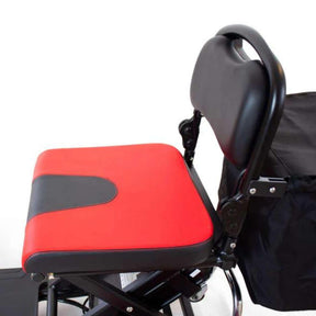 Nahaufnahme des SONS OF ELECTRICITY Seniorenmobils Mobot PRO 10,5 Ah 3Rad mit rot-schwarz gepolstertem Sitz, schwarzer Rückenlehne und Metallrahmen - eine komfortable, faltbare Mobilitätshilfe für Senioren.