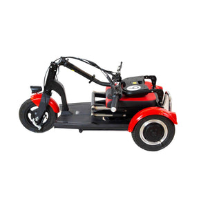 Ein kompaktes SONS OF ELECTRICITY Seniorenmobil / Mobilitätshilfe Mobot PRO 10,5 Ah 3Rad wird zusammengefaltet gezeigt, was den einfachen Transport und die Lagerung dank des zusammenklappbaren Designs unterstreicht.