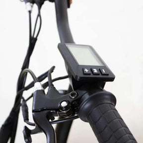 Nahaufnahme des SONS OF ELECTRICITY Seniorenmobil Mobot PRO 10,5 Ah 3Rad Lenkers mit digitaler Anzeige, Tasten, Handgriff, Bremshebel und Kabeln - die innovative, faltbare Mobilitätshilfe vor einem schlichten Hintergrund.