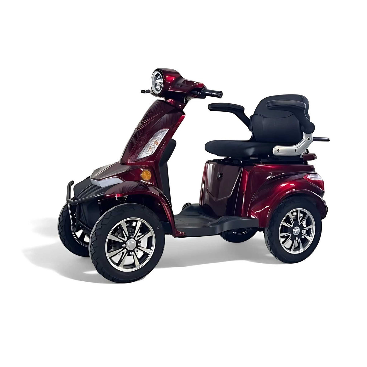 Ein leuchtend rotes Trinity ATLAS 1800 Elektromobil – eine elektrische Mobilitätshilfe und ein Seniorenmobil mit vier Rädern, einem bequemen schwarzen gepolsterten Sitz, Armlehnen, einem Frontscheinwerfer und stilvollen silbernen Felgen – ist vor einem weißen Hintergrund abgebildet. Dieser Trinity-Mobilitätsroller verfügt über eine Straßenzulassung für den sicheren und zugelassenen Einsatz im Straßenverkehr.