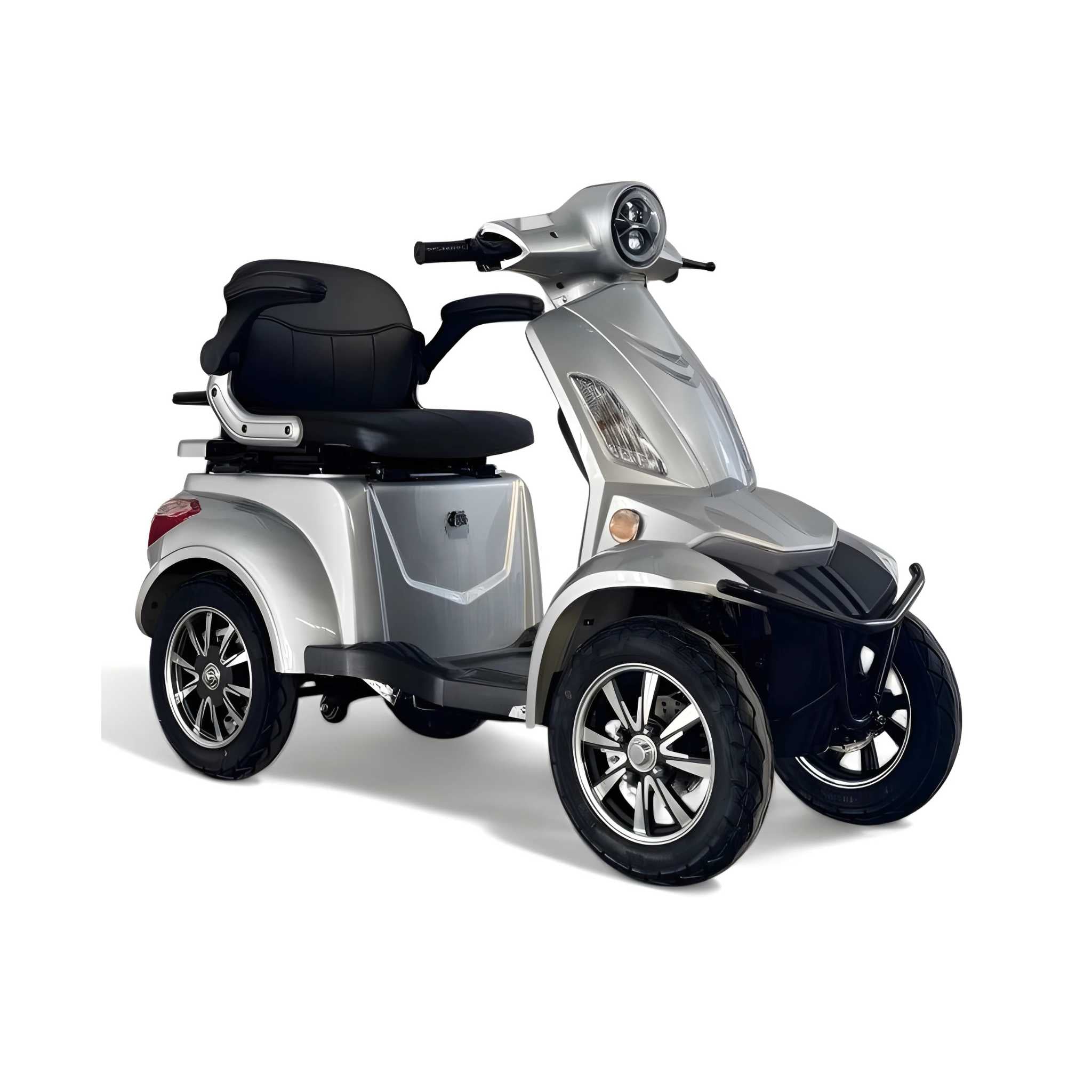 Ein silbernes Trinity ATLAS Elektromobil, ein 4-Rad-Senioren-Mobilitätsroller mit schwarzem gepolstertem Sitz und Armlehnen, Wechselakku, bis zu 144 km Reichweite, 20 km/h Geschwindigkeit und Straßenzulassung wird auf weißem Hintergrund gezeigt.