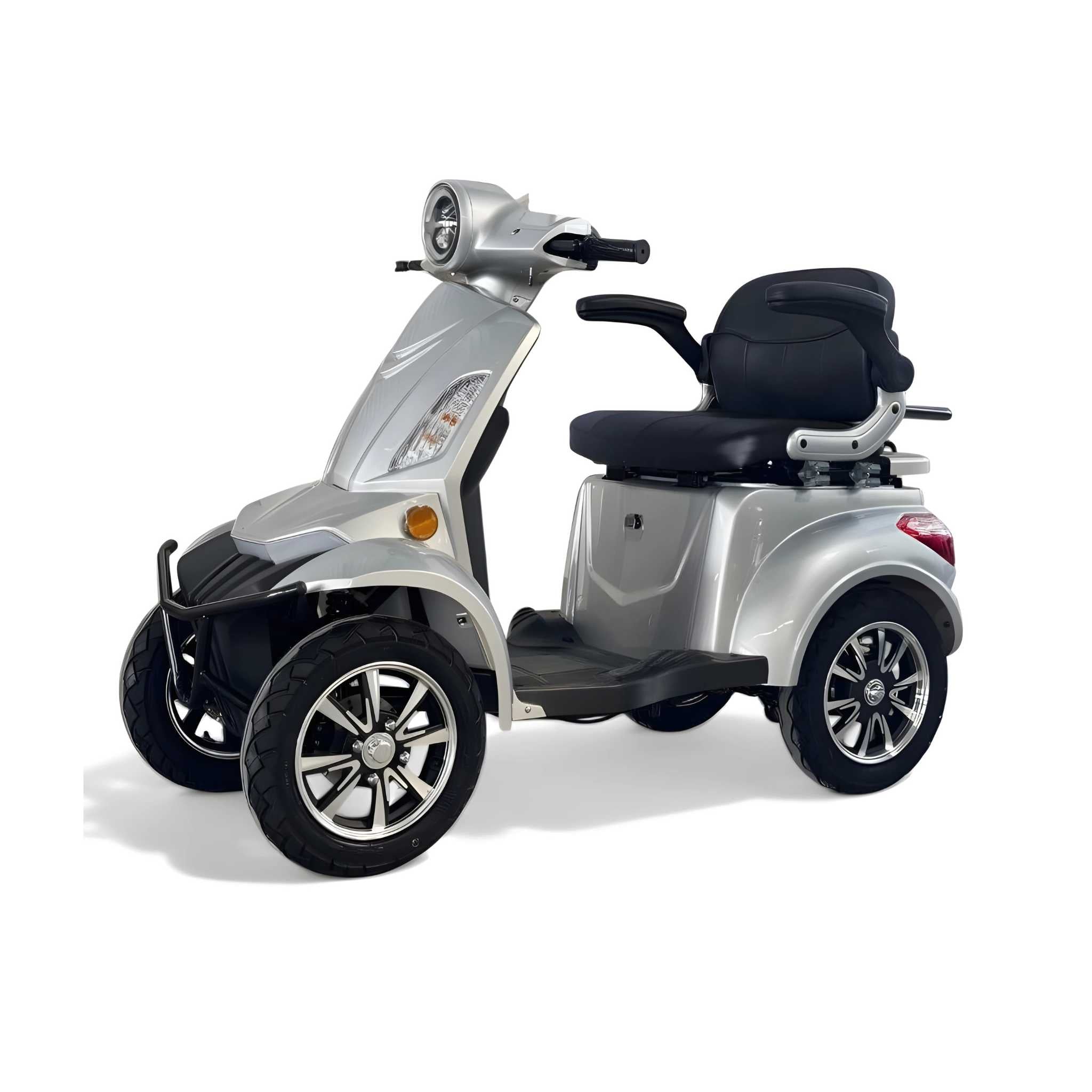 Ein silberner Trinity ATLAS Elektromobil 4-Rad-Mobilitätsroller mit schwarzem gepolstertem Sitz, Armlehnen, Lenker und großen Rädern ist auf weißem Hintergrund abgebildet.