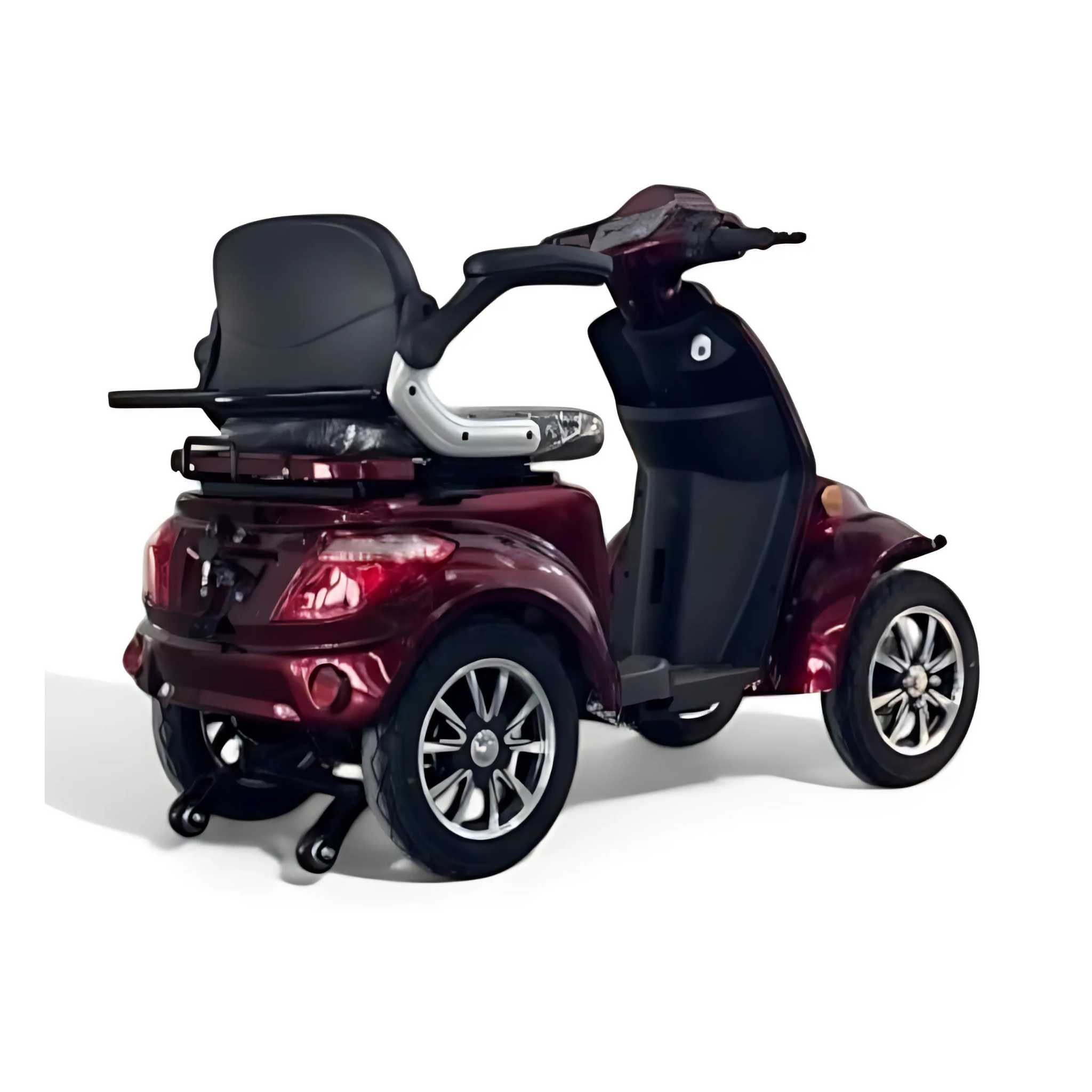 Ein kastanienbrauner Trinity ATLAS Elektromobil 4-Rad-Mobilitätsroller mit schwarzem Sitz und schwarzer Rückenlehne, dargestellt aus der hinteren Seitenansicht auf weißem Hintergrund. Zu den Merkmalen gehören eine Geschwindigkeit von bis zu 20 km/h, ein austauschbarer Akku und eine Reichweite von bis zu 144 km.