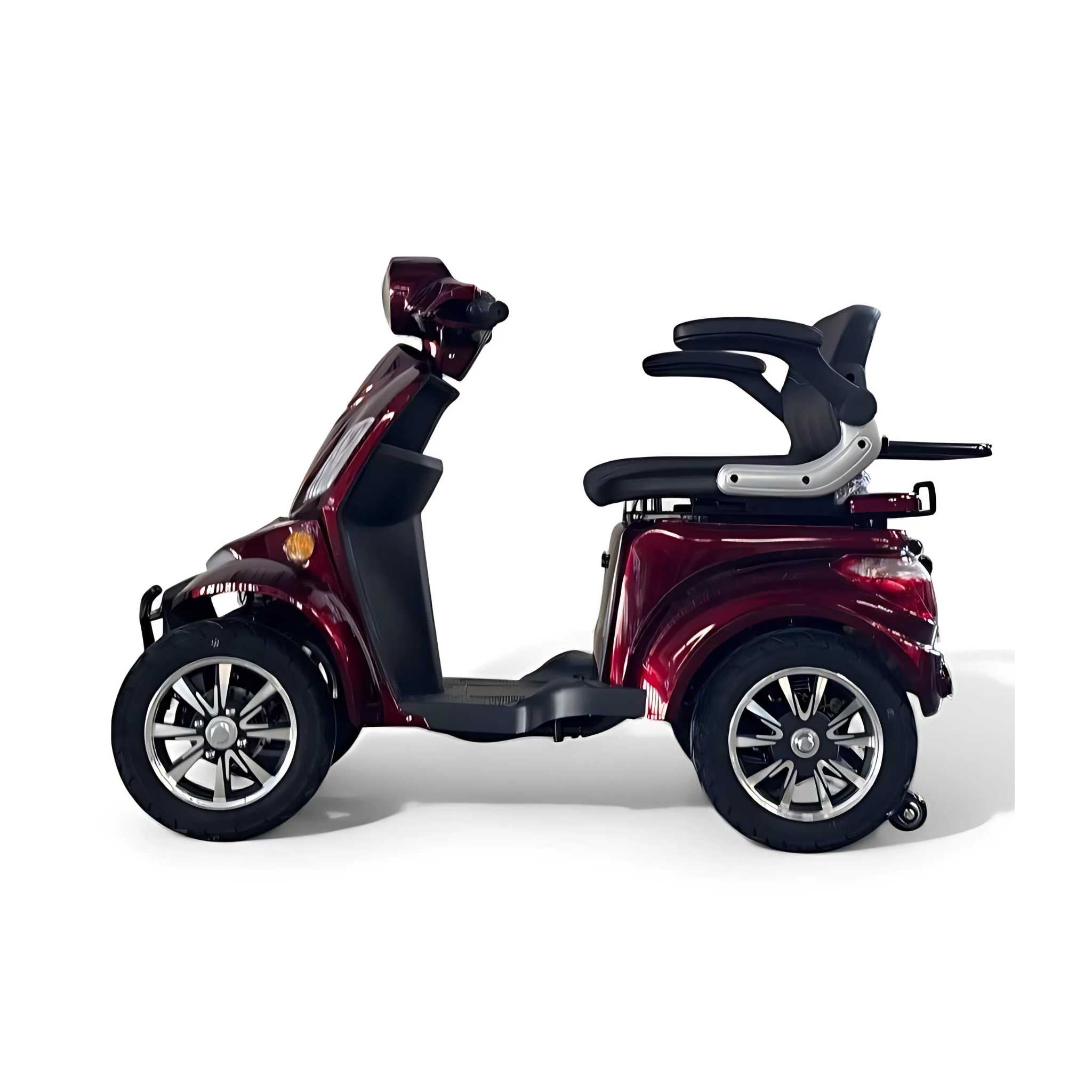 Das Trinity ATLAS Elektromobil ist ein roter 4-Rad-Mobilitätsroller mit schwarzen und silbernen Akzenten, Armlehnen und einem bequemen Sitz. Es wurde für Senioren entwickelt und bietet eine Geschwindigkeit von bis zu 20 km/h, einen abnehmbaren Akku und eine Reichweite von bis zu 144 km.