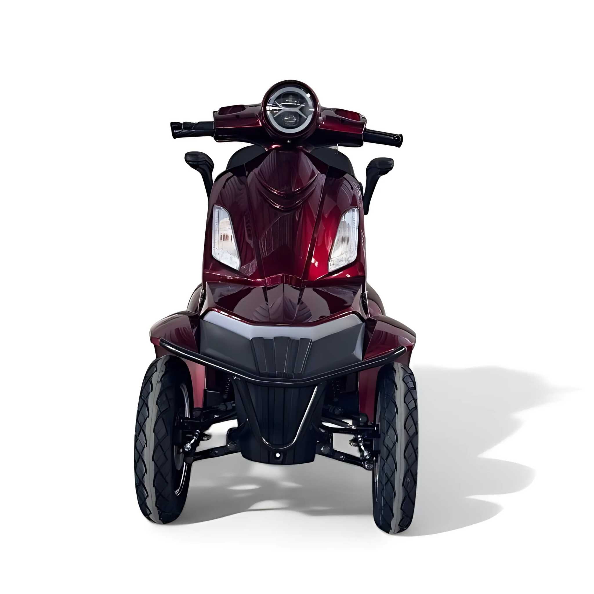 Frontansicht des Trinity ATLAS Elektromobils, eines kastanienbraunen 4-Rad-Mobilitätsrollers mit großen Reifen, eckigen Scheinwerfern und Lenker auf weißem Grund. Dieses stylische Seniorenmobil erreicht 20 km/h, bietet bis zu 144 km Reichweite und verfügt über eine Wechselakku.