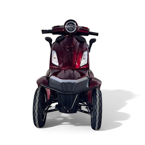 Eine Vorderansicht des roten „Trinity ATLAS 1800 Elektromobil Seniorenmobil“, eines vierrädrigen Mobilitätsrollers von Trinity, fotografiert vor einem schlichten weißen Hintergrund, unterstreicht dessen Ausrichtung auf elektrische Mobilität.