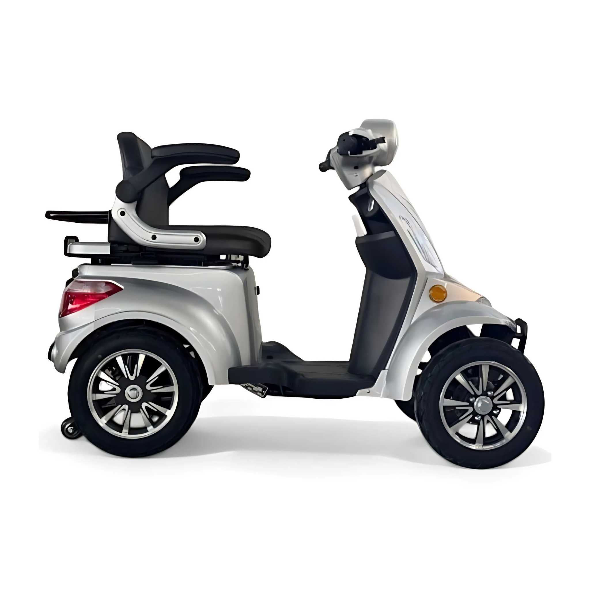 Das Trinity ATLAS Elektromobil ist ein silbernes 4-Rad-Seniorenmobil mit gepolstertem Sitz, Armlehnen, Fußstützen und großen schwarzen Reifen, abgebildet im Seitenprofil auf Weiß. Dieser moderne Mobilitätsroller bietet bis zu 144 km Reichweite und eine Höchstgeschwindigkeit von 20 km/h.