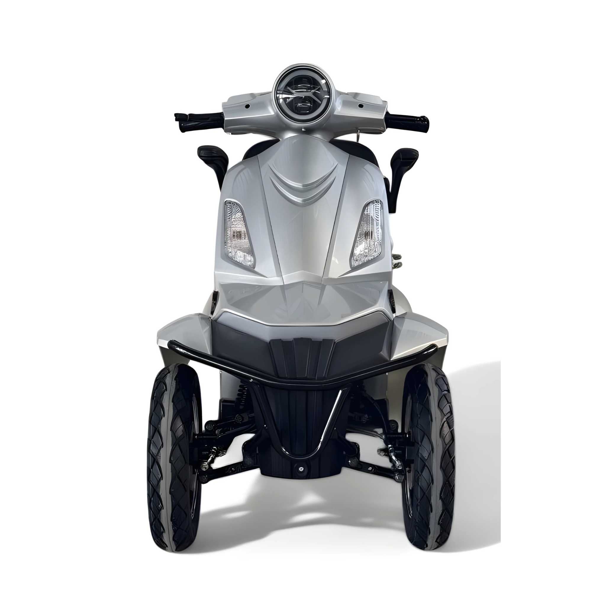 Frontansicht des Trinity ATLAS Elektromobils, eines modernen silbernen 4-Rad-Mobilitätsrollers mit großen Scheinwerfern und robusten Reifen, fotografiert vor weißem Hintergrund; mit bis zu 144 km Reichweite und austauschbarer Batterie.