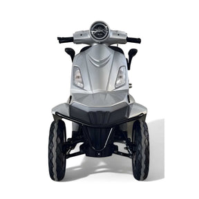 Eine Vorderansicht des Elektromobils „Trinity ATLAS 1800“ – eines modernen vierrädrigen Elektromobils für Senioren mit zwei großen Vorderrädern, einem Scheinwerfer, einem stabilen Lenker und einer eleganten silbernen Karosserie vor weißem Hintergrund – perfekt für alle, die auf der Suche nach innovativer elektrischer Mobilität sind. Dieses Seniorenmobil von Trinity vereint Stil und Funktionalität mit seinem Wechselakku-System und einer beeindruckenden Reichweite von bis zu 144 km und ist damit ideal für