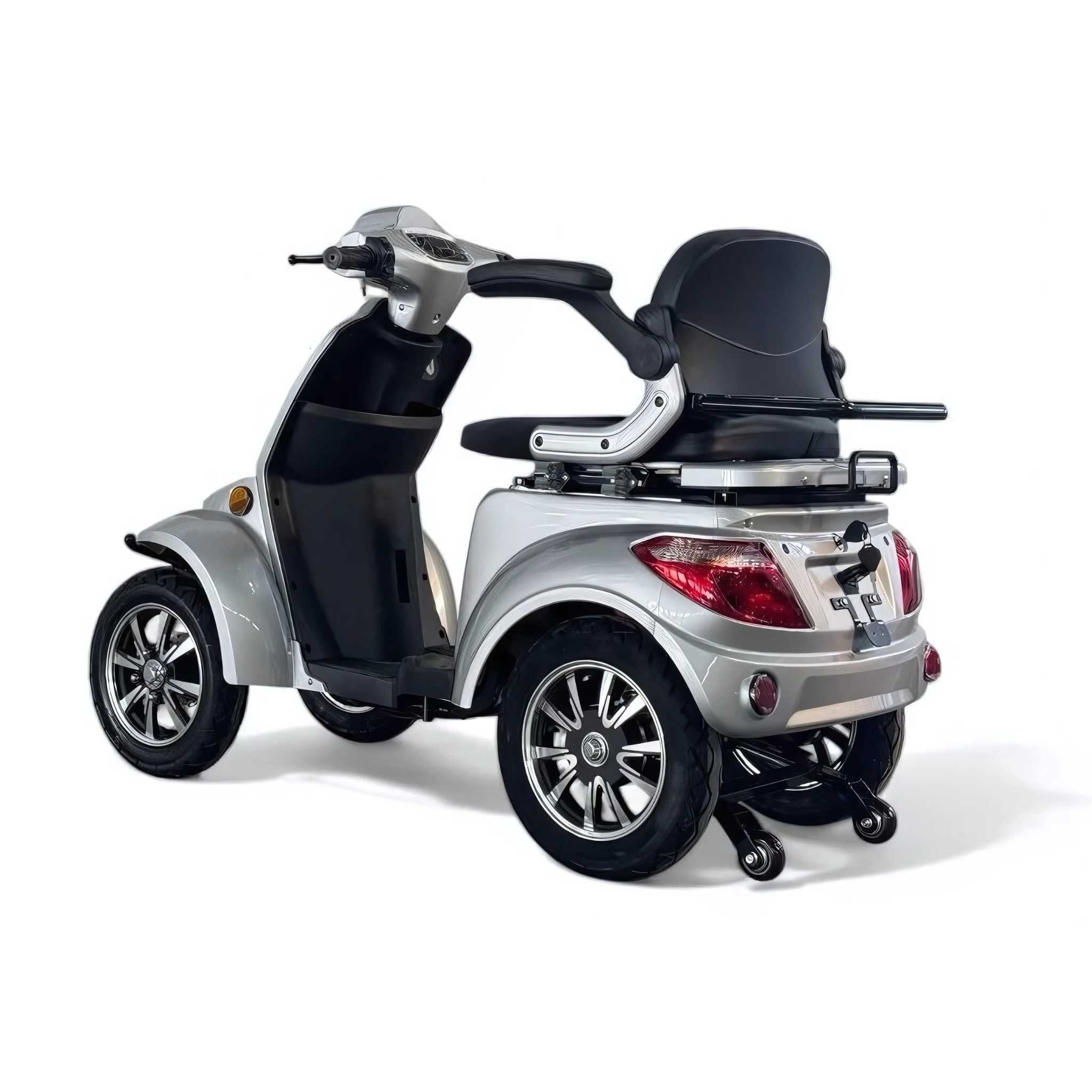 Ein silbernes Trinity ATLAS Elektromobil (4-Rad, bis 20 km/h, Wechselakku, bis 144 km Reichweite) mit schwarzem Sitz, Rückenlehne, Lenker & Spiegeln ist von hinten links auf weiß abgebildet. Dieser Mobilitätsroller bietet Komfort und leichte Mobilität.