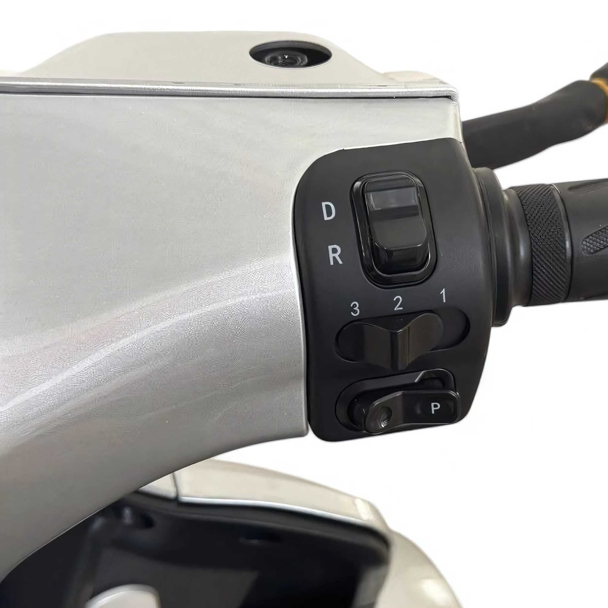Nahaufnahme des Trinity ATLAS Elektromobil-Lenkers mit einem Bedienfeld mit Tasten und Schaltern mit den Bezeichnungen D, R, 1, 2, 3 und P auf einer silbernen Metalloberfläche.