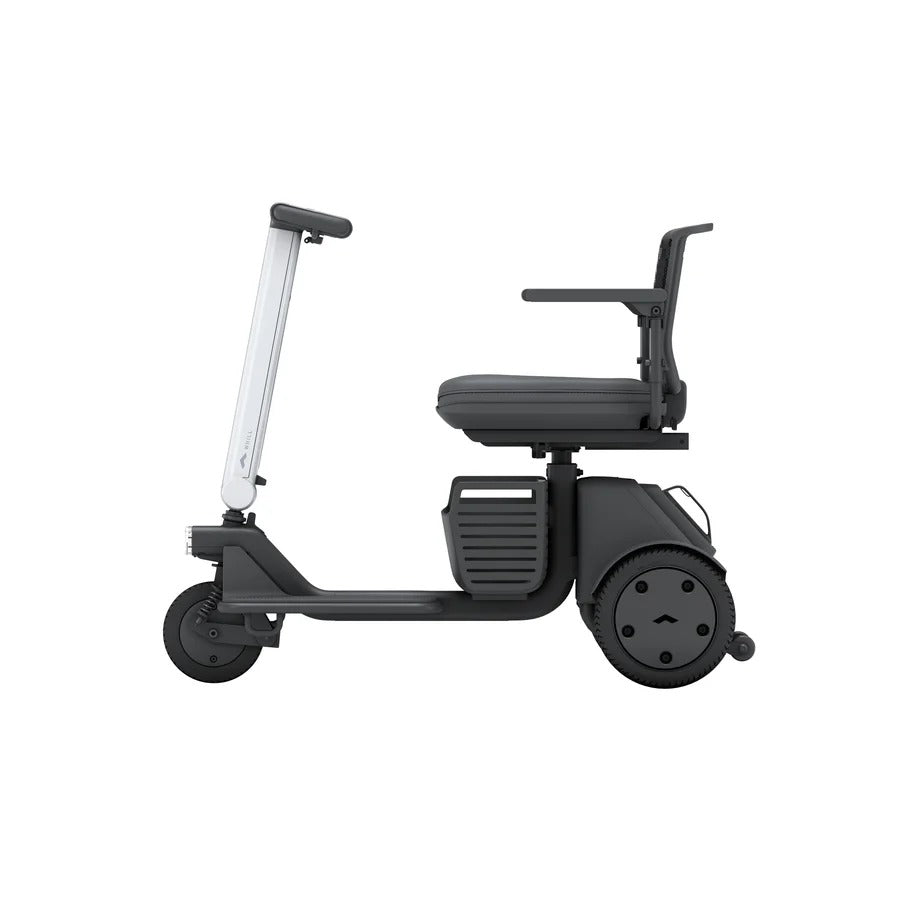 Seitenansicht des WHILL Modell R 3-Rad von Whill - ein kompaktes, modernes Seniorenmobil mit schwarzem Sitz, Armlehnen, drei Rädern, und minimalistischem Design; ideal als wendiger Mobilitätsroller oder Mobilitätshilfe.