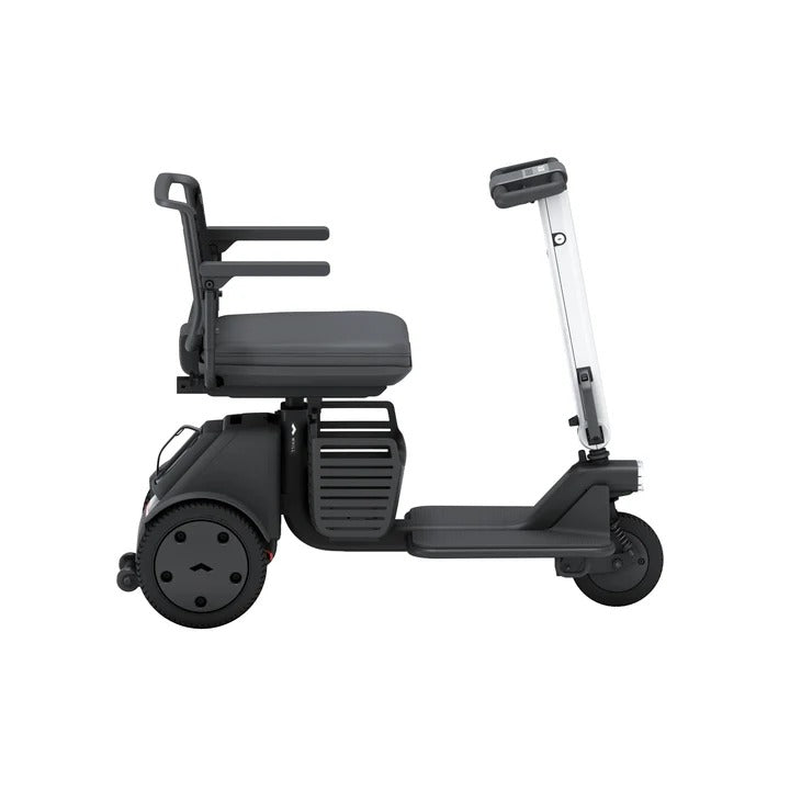 Seitenansicht des WHILL Model R 3-Rad Mobilitätsroller von Whill, einem wendigen Seniorenmobil (6 km/h) mit schwarzem Sitz, Armlehnen, drei Rädern und Lenker - schnell zerlegbar, auf weißem Hintergrund.