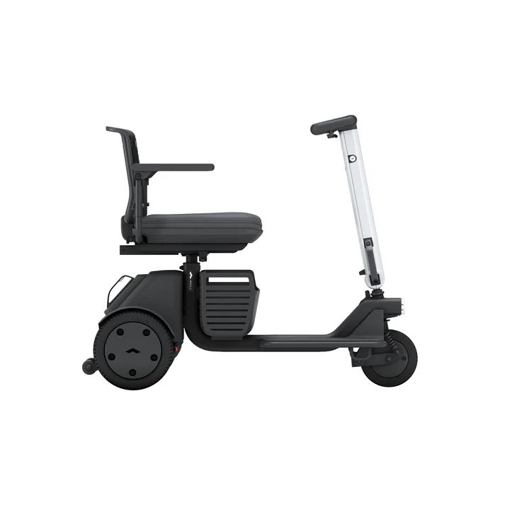Der Whill WHILL Model R 3-Rad - wendiger Mobilitätsroller in schwarz verfügt über einen schlanken Sitz mit Armlehnen und einen einfachen Lenker, im Seitenprofil vor weißem Hintergrund dargestellt. Höchstgeschwindigkeit: 6 km/h, schnell zerlegbar, ideal als Seniorenmobil.