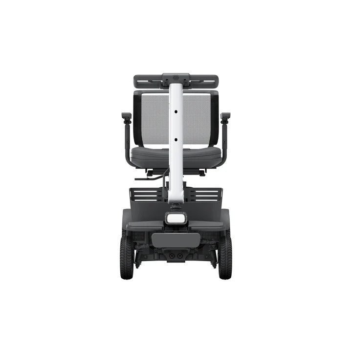 Eine Frontansicht des Whill WHILL Modell R 4-Rad, ein kompakter, schnell faltbarer Mobilitätsroller mit Netzrückenlehne, gepolstertem Sitz, Armlehnen und vier Rädern - perfekt als Seniorenmobil und persönliche Mobilitätshilfe bis zu 6 km/h.