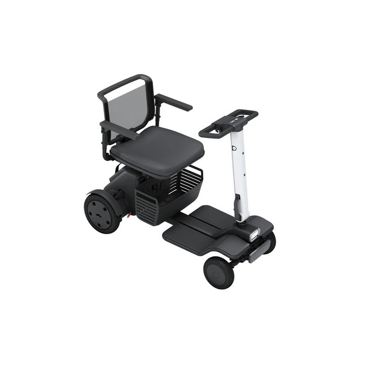 Das Whill Model R 4-Rad von Whill ist ein kompakter, schwarz-grauer Mobilitätsroller mit gepolsterter Sitzfläche, Armlehnen, Fußplatte und Lenkstange - ideal als schnell zerlegbares Seniorenmobil für persönliche Mobilitätshilfe bis 6 km/h.