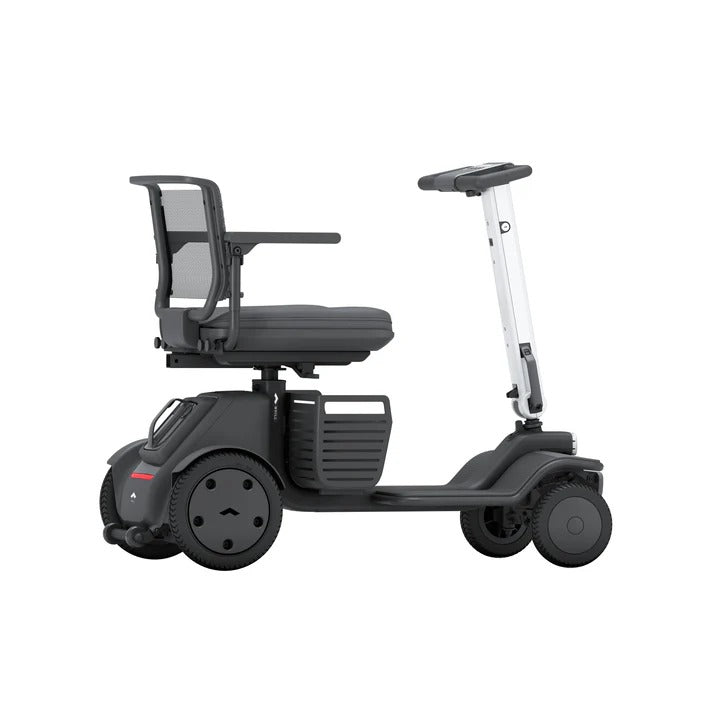 Seitenansicht des Whill WHILL Modell R 4-Rad, ein moderner, kompakter Senioren-Mobilitätsroller mit Netzrückenlehne, gepolstertem Sitz, Lenker und schlankem Design. Dieser wendige Mobilitätsroller von Whill ist schnell zerlegbar und unterstützt Geschwindigkeiten bis zu 6 km/h.
