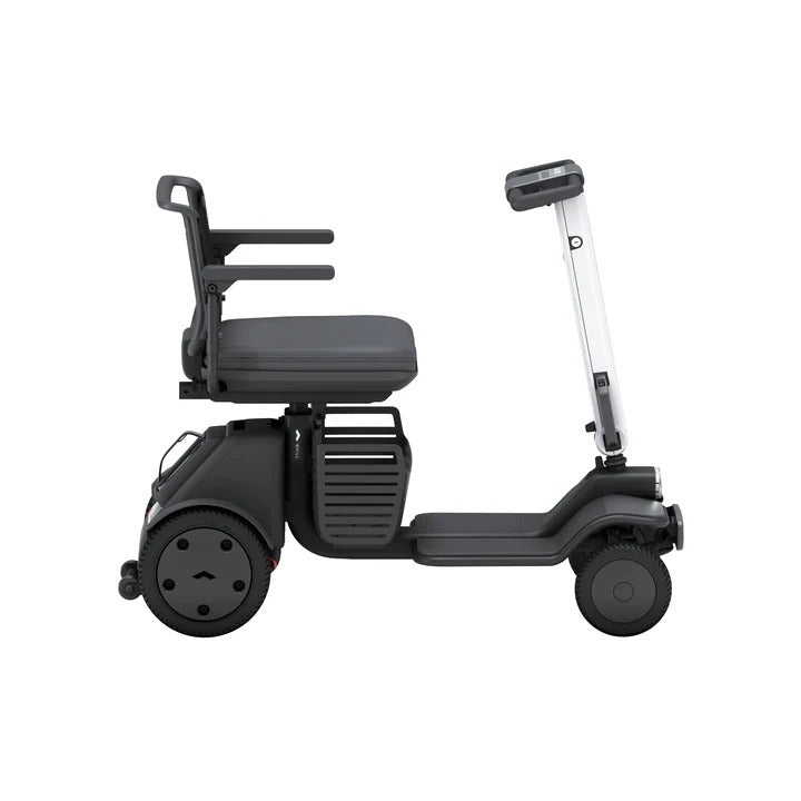 Das WHILL Model R 4-Rad von Whill ist ein moderner, wendiger Mobilitätsroller mit schwarzem Sitz, Armlehnen und schnittigem Design - ideal als Seniorenmobil (6 km/h), schnell zerlegbar für flexible Mobilität.