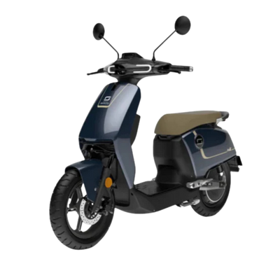 Der Super Soco CUx Pro – ein eleganter blauer E-Roller mit hellbraunem Sitz, schwarzem Lenker und Rückspiegeln – ist mit einem Bosch-Motor ausgestattet, erreicht eine Höchstgeschwindigkeit von 45 km/h und wird mit seinem schlanken, minimalistischen Design vor einem schlichten weißen Hintergrund abgebildet.