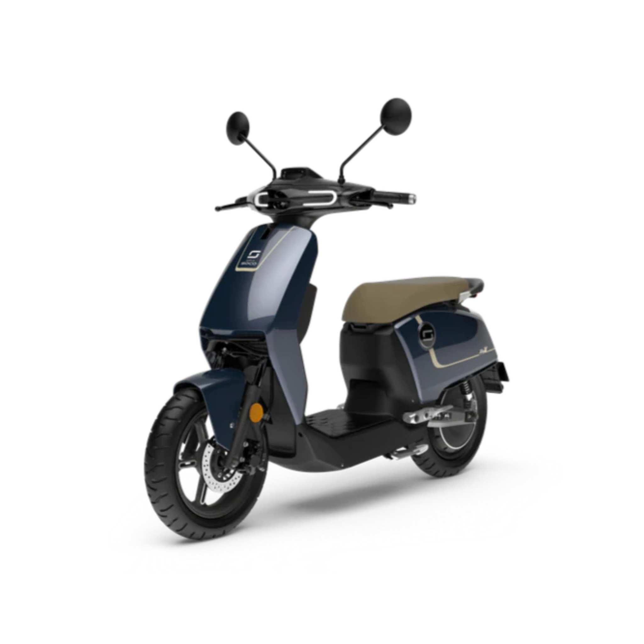 Ein moderner, dunkelblauer Super Soco Elektroroller CUx Pro E-Scooter mit braunem Sitz, schwarzem Lenker und Bosch-Power wird auf weißem Hintergrund leicht schräg von vorne links gezeigt.