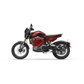Ein rot-schwarzes E-Motorrad vom Typ SUPER SOCO TC MAX 95 km/h von VMOTO mit braunem Sitz, Seitenständer und sportlichem Design ist im Profil vor weißem Hintergrund abgebildet, wodurch seine moderne Elektrotechnik besonders hervorgehoben wird.