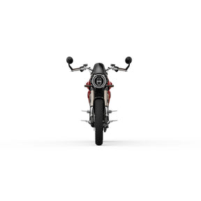 Vorderansicht des modernen, schwarz-roten E-Motorrads SUPER SOCO TC MAX 95 km/h von VMOTO vor weißem Hintergrund, wobei der Scheinwerfer, der Lenker, die Spiegel und der Vorderreifen besonders hervorgehoben sind. Dieses Elektromotorrad besticht durch fortschrittliche Technologie für ein innovatives Fahrerlebnis.
